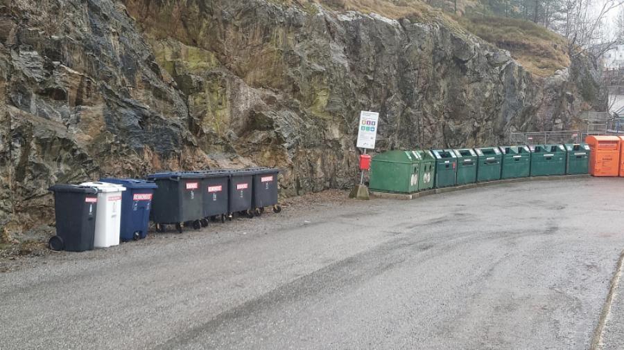 Återvinningsstationen med nya sopkärl